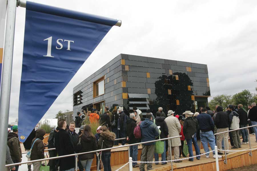 
Visitors line up to tour Team Germany's winning solar-powered house. 
